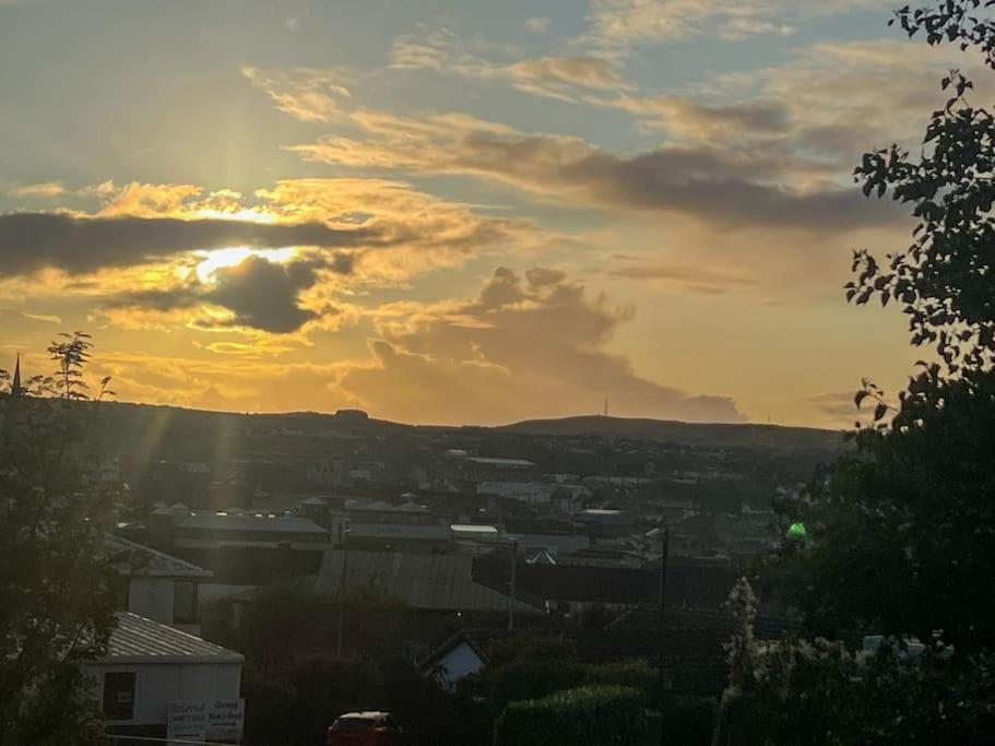 Artistic Stunning Apartment City View Londonderry Exterior foto